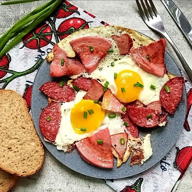 888 Яичница с колбасой